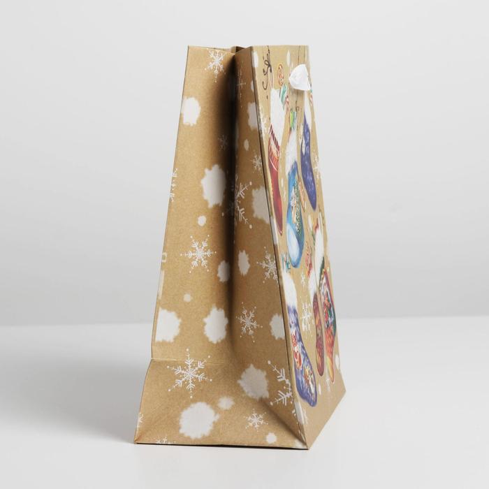 Пакет крафтовый вертикальный «Носочки с подарками», 18 × 23 × 8 см