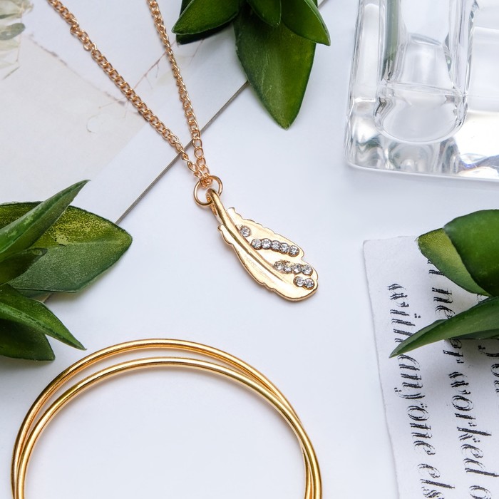 Кулон "Перо", цвет белый в золоте, 43см