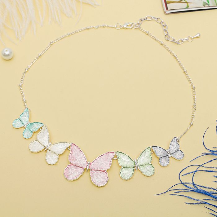 Колье "Нежная эмаль" бабочки, цветное в серебре матовом