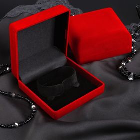 

Футляр бархатный под браслет "Классический" 9*9*3,5, цвет красный, вставка черная, d=5,4см