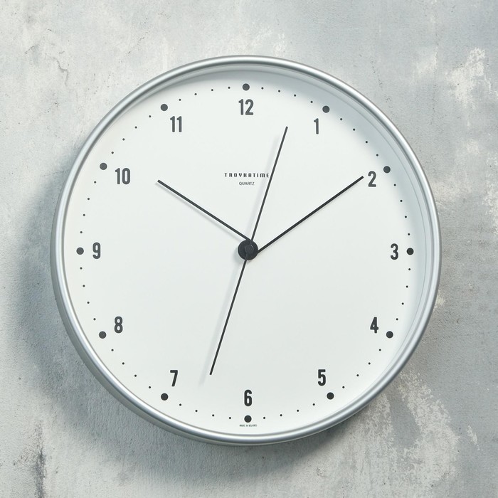 фото Часы настенные круглые "классика", белый обод, 30х30 см тройка