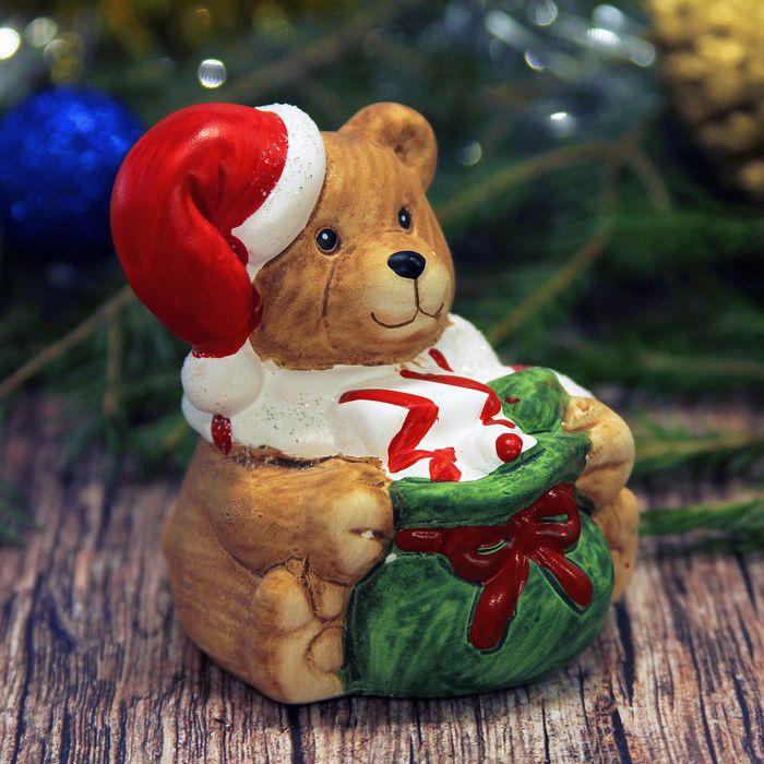 Сувенир керамика "Мишка в шарфике и колпаке с мешком подарков" 8х7,5х6,5 см