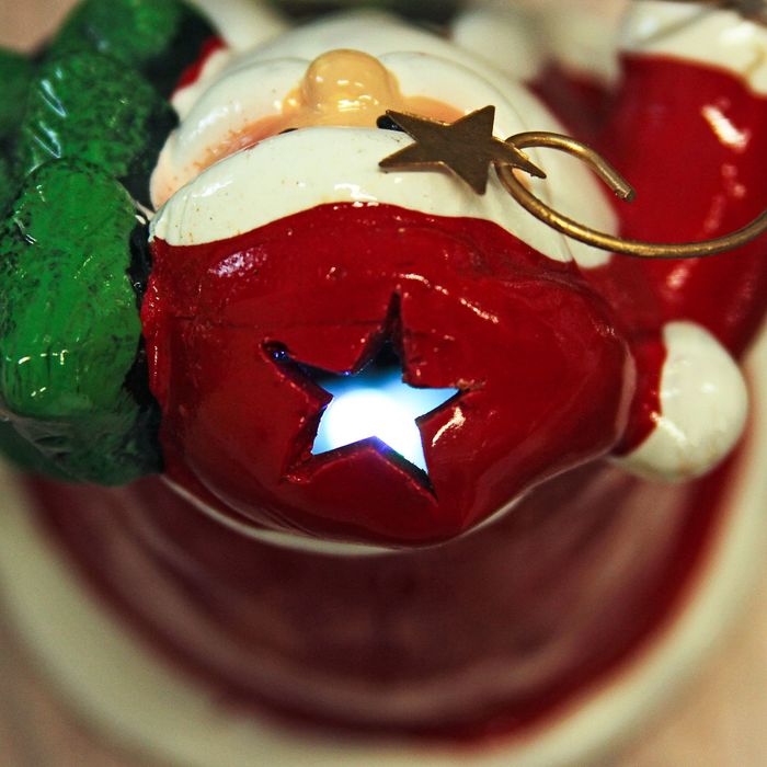 Сувенир керамика световой "Дед Мороз в красной шубе с ёлкой и звездным посохом" 11,5х8,5х7 см 1873