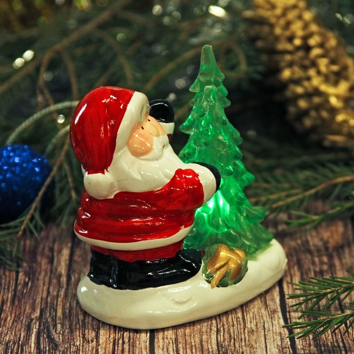 Сувенир керамика световой "Дед Мороз у ёлочки" 8,5х8,3х5,5 см