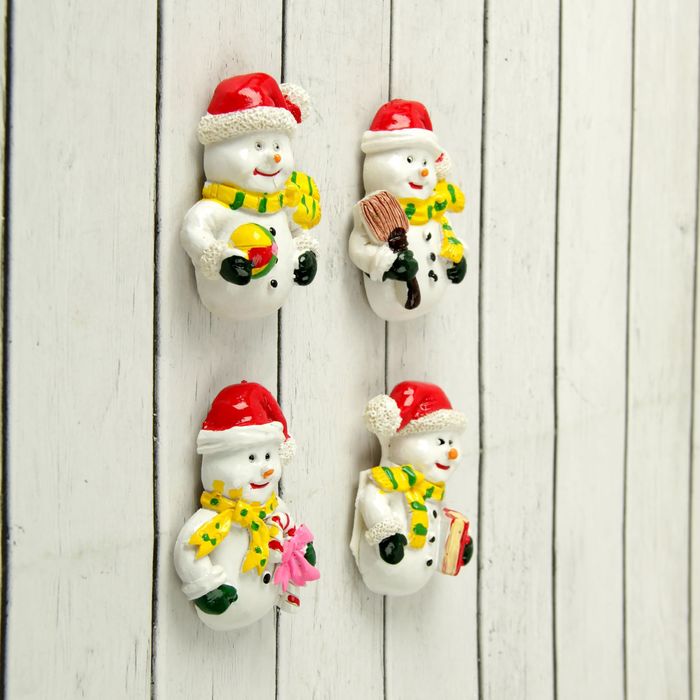 Магнит полистоун "Снеговик в колпачке и шарфике" МИКС 6х4,3 см