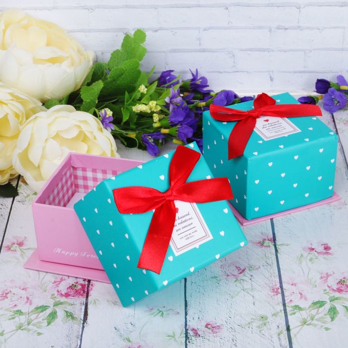 Коробочка подарочная под набор "Сердечки" с бантом 8,5*8,5*5, цвет зелено-розовый