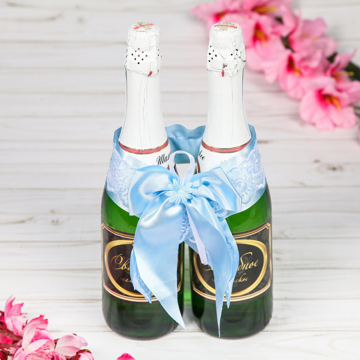 Одежда для шампанского "Бант свадебный с вишенкой", голубая