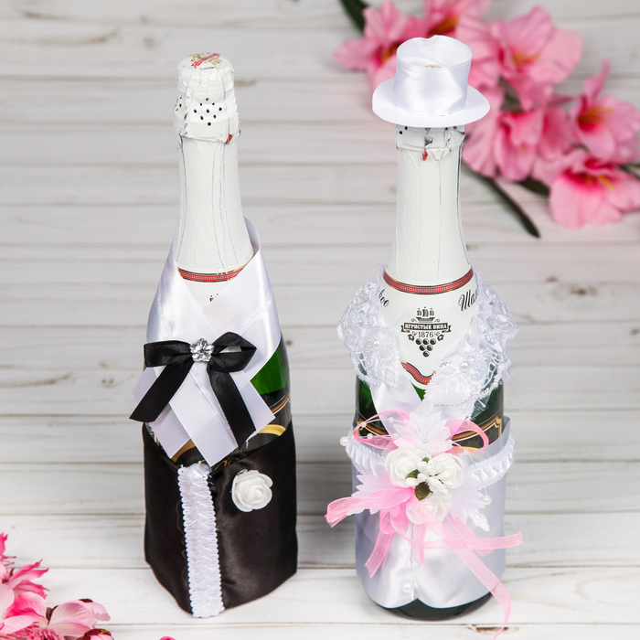 Одежда для шампанского "Жених и невеста", белый/черный, белая розочка