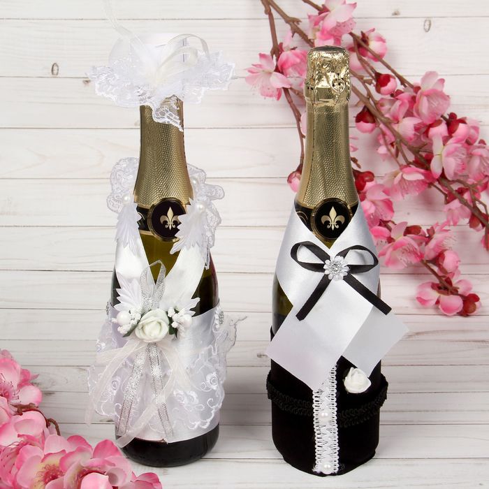Одежда для шампанского "Жених и невеста", белый/черный, белая розочка