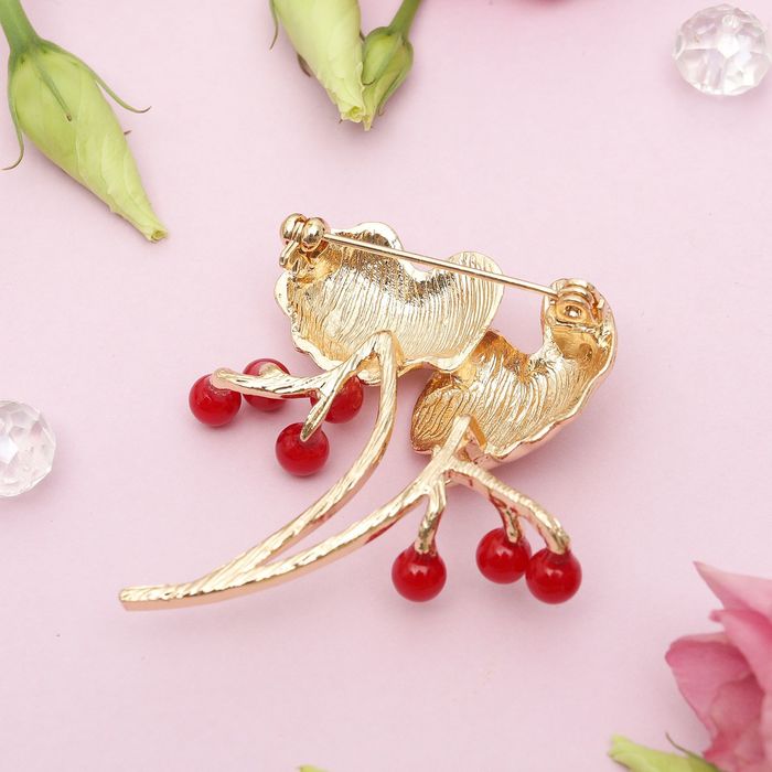 Брошь "Веточка ягодная", цвет красный в золоте
