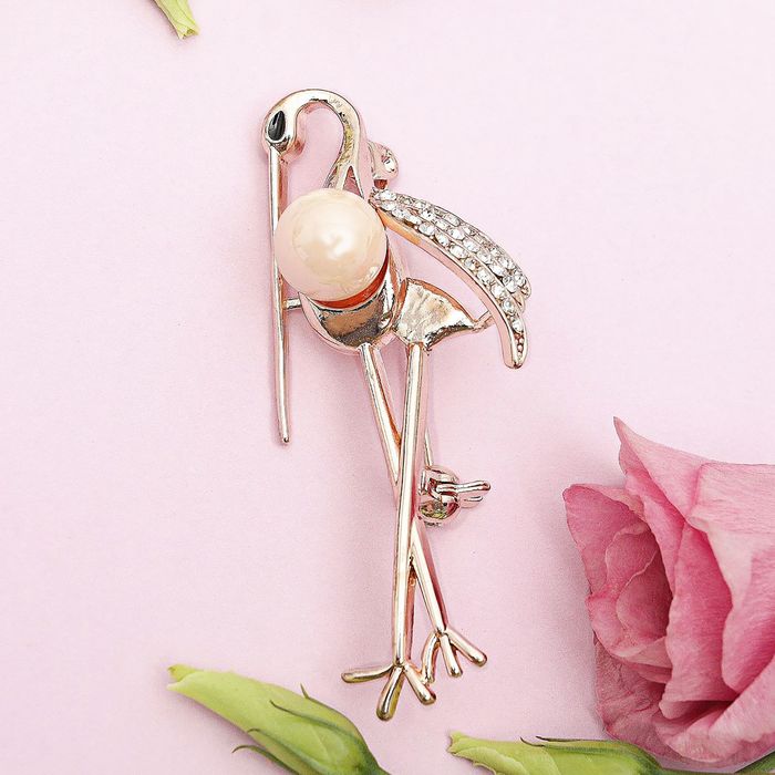 Брошь "Аист", цвет бело-розовый в розовом золоте