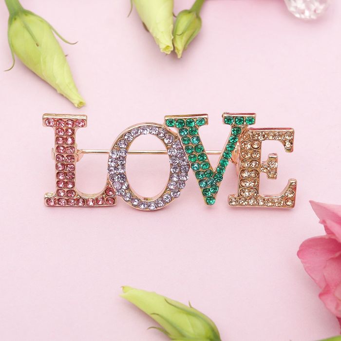 Брошь LOVE, цветная в золоте