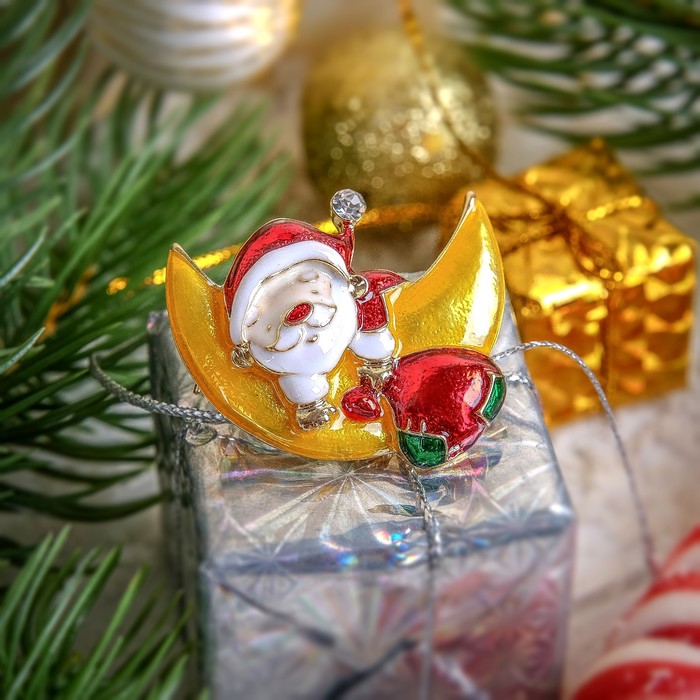 Брошь "Новогодняя сказка" Дед Мороз на луне, цветная в золоте