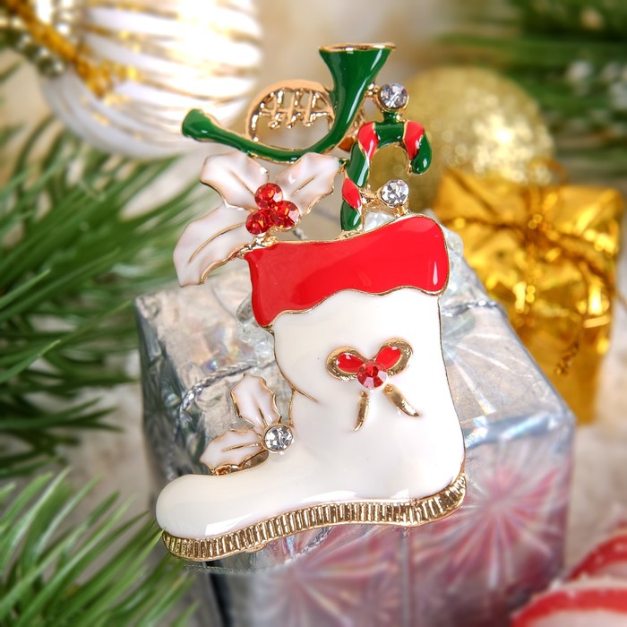 Брошь "Новогодняя сказка" носочек с подарками, разноцветная в золоте