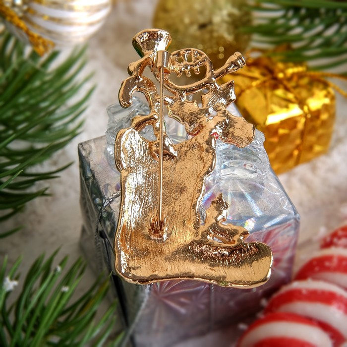 Брошь "Новогодняя сказка" носочек с подарками, разноцветная в золоте