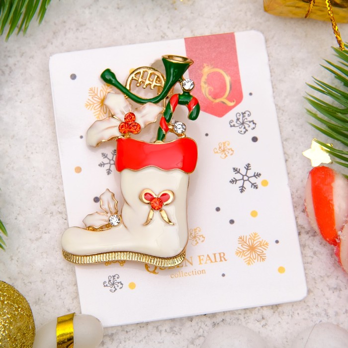 Брошь "Новогодняя сказка" носочек с подарками, разноцветная в золоте