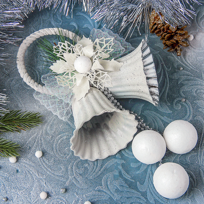 Украшение новогоднее "Белый перелив" колокольчики с шарами и цветком 15*25 см