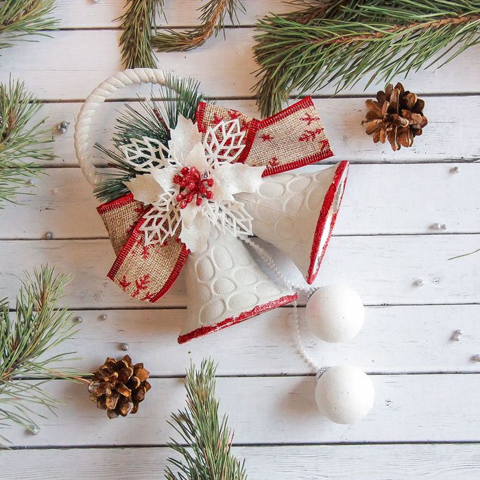 Украшение новогоднее "Белый перелив" колокольчики, красный кант 15*25 см