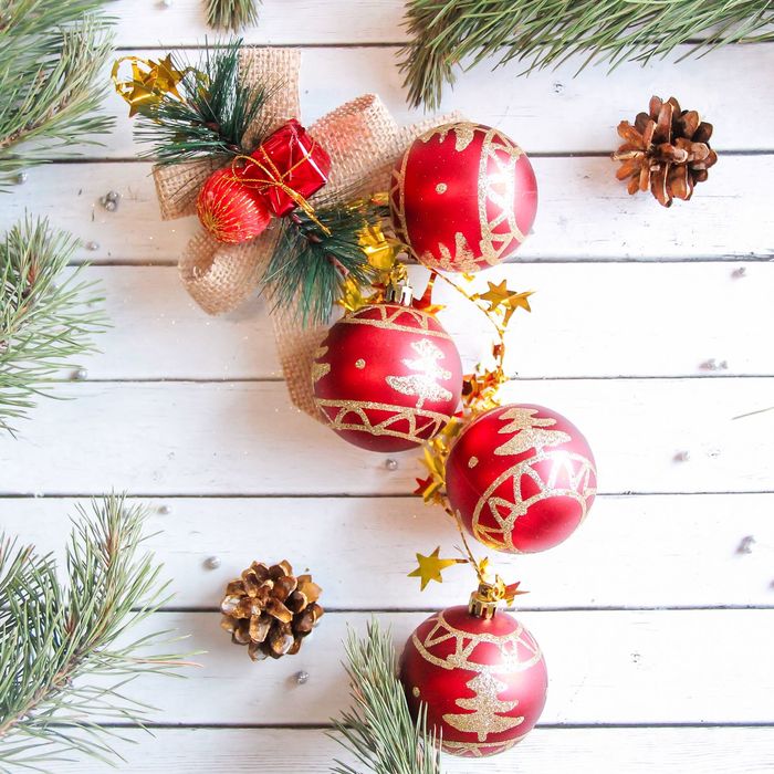 Украшение новогоднее "Композиция с подарком и шарами" 25 см