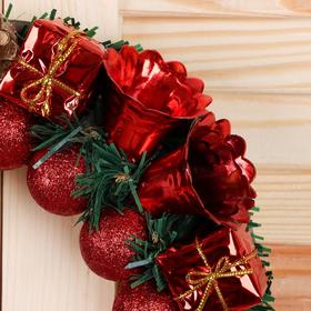 Венок новогодний d-22 см "Красные шарики, колокольчики, подарки" от Сима-ленд