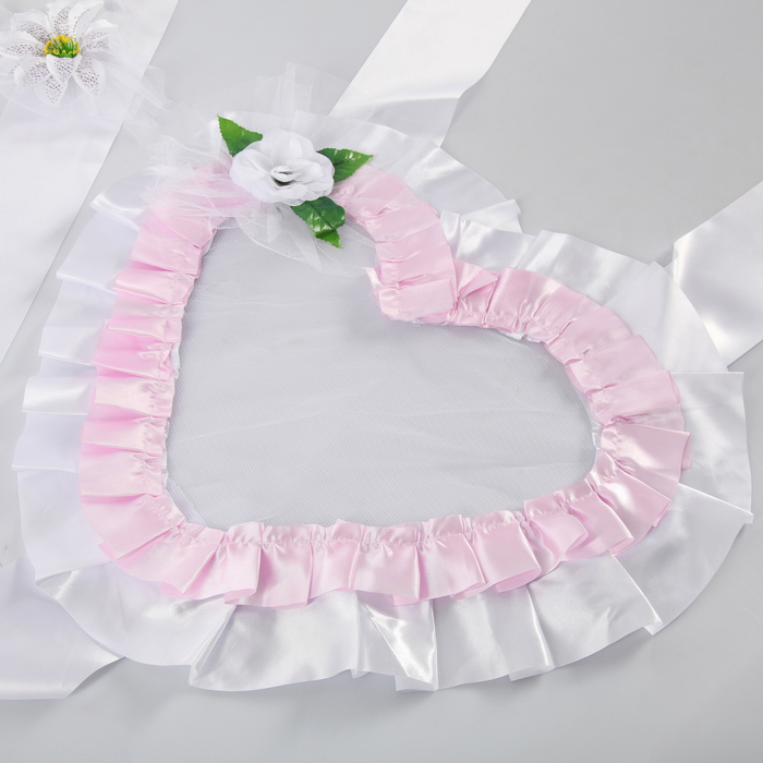 Украшение на капот "Сердце и 3 ленты", белое