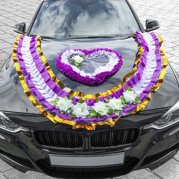 Украшение на капот "Лента и сердце", белый/пурпурный, золотая каёмка