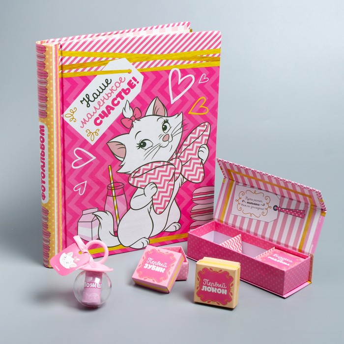 Подарочный набор: фотоальбом 20 магнитн. листов, памятные коробочки в пенале и сувенирная соска "Наше маленькое счастье!", Коты Аристократы, Кошечка Мари