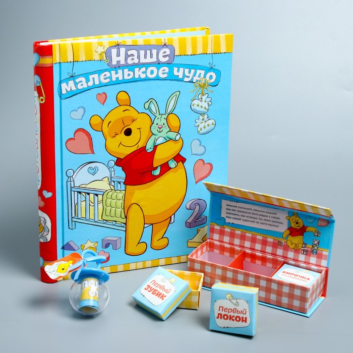 Подарочный набор: фотоальбом 20 магнитн. листов, памятные коробочки в пенале и сувенирная соска "Наше маленькое чудо", Медвежонок Винни и его друзья