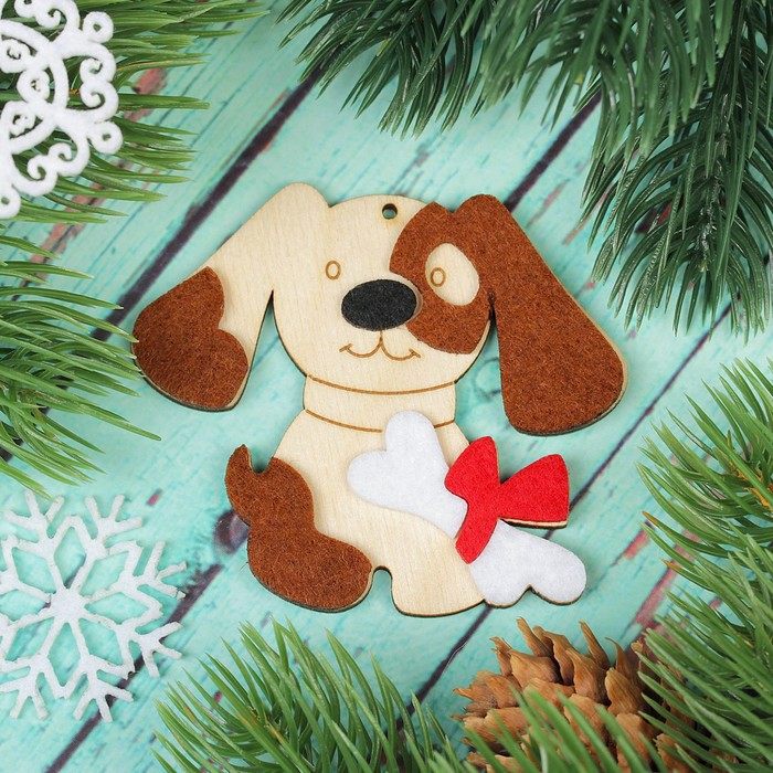 Подвеска "Собака с фетровыми накладками"