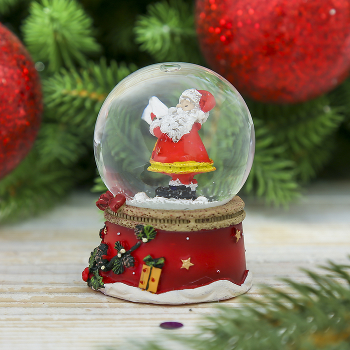 Сувенир полистоун водяной шар "Дед Мороз с письмом" 6,5х4,5х4,5 см