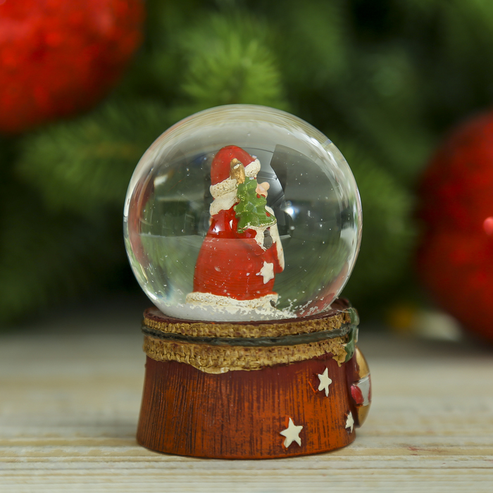 Сувенир полистоун водяной шар "Дед Мороз с шариком" 6,5х4,5х4,5 см