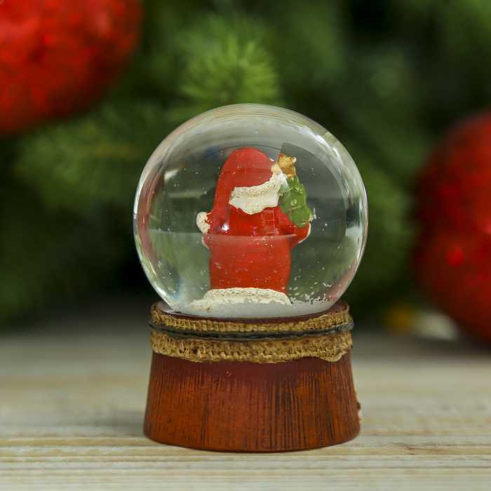 Сувенир полистоун водяной шар "Дед Мороз с шариком" 6,5х4,5х4,5 см