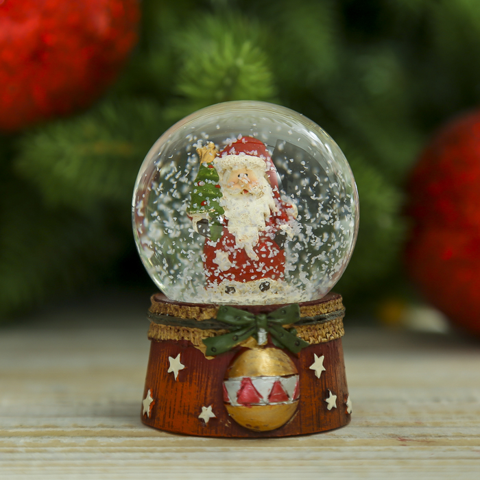 Сувенир полистоун водяной шар "Дед Мороз с шариком" 6,5х4,5х4,5 см