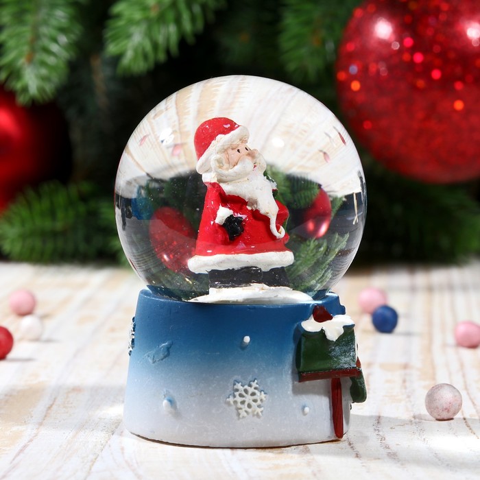 Сувенир полистоун водяной шар "Дед Мороз с воробушком" 6,5х4,5х4,5 см