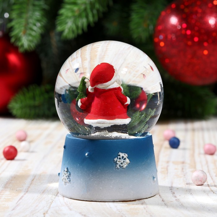 Сувенир полистоун водяной шар "Дед Мороз с воробушком" 6,5х4,5х4,5 см