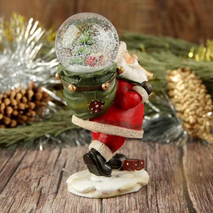 Сувенир полистоун водяной шар "Дед Мороз идёт к нам в гости" 13х9х6 см