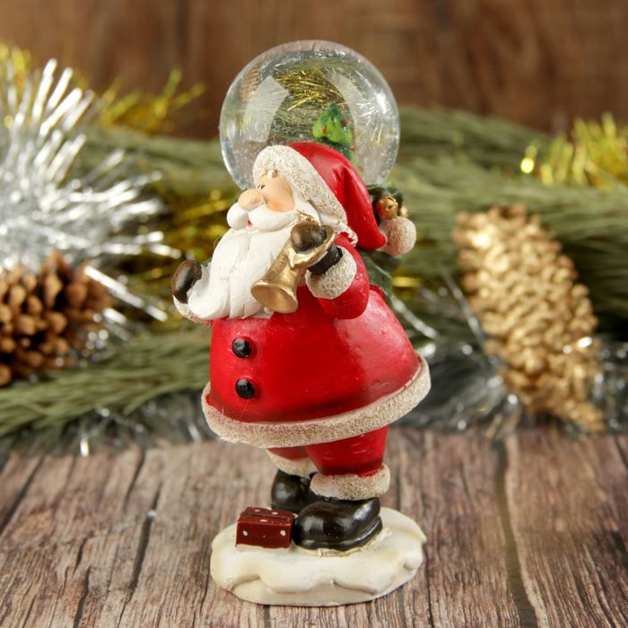 Сувенир полистоун водяной шар "Дед Мороз идёт к нам в гости" 13х9х6 см