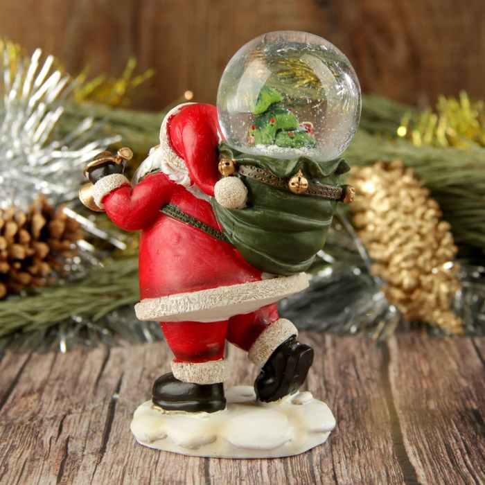 Сувенир полистоун водяной шар "Дед Мороз идёт к нам в гости" 13х9х6 см