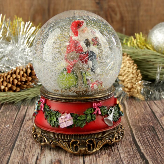 Сувенир полистоун водяной шар музыкальный "Дед Мороз с медвежонком" 14х10,5х10,5 см