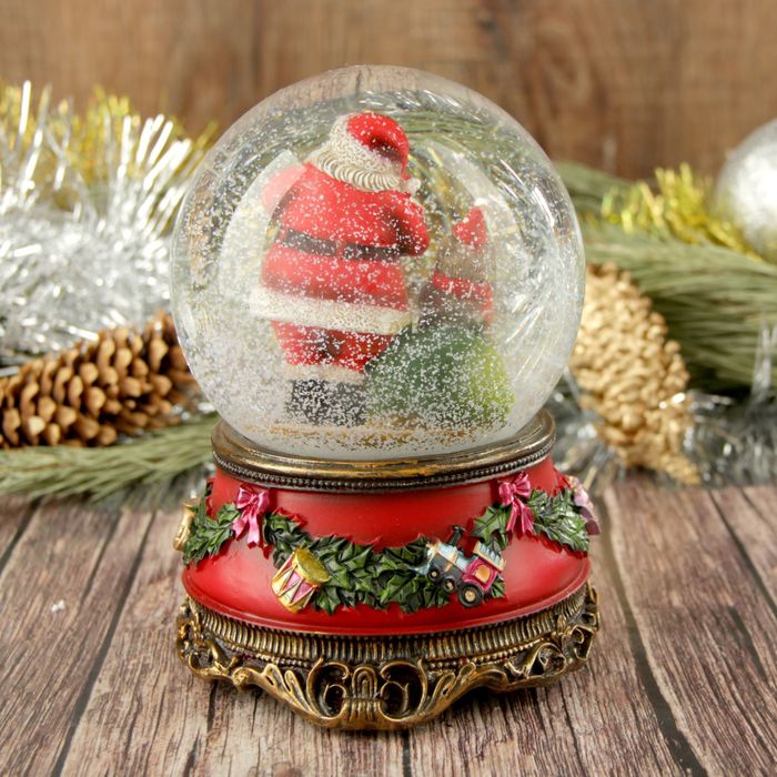 Сувенир полистоун водяной шар музыкальный "Дед Мороз с медвежонком" 14х10,5х10,5 см