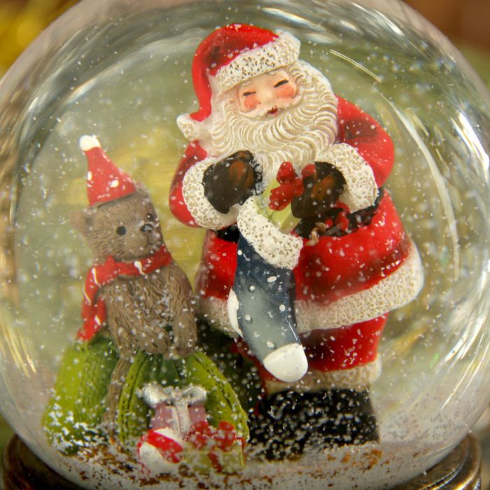Сувенир полистоун водяной шар музыкальный "Дед Мороз с медвежонком" 14х10,5х10,5 см