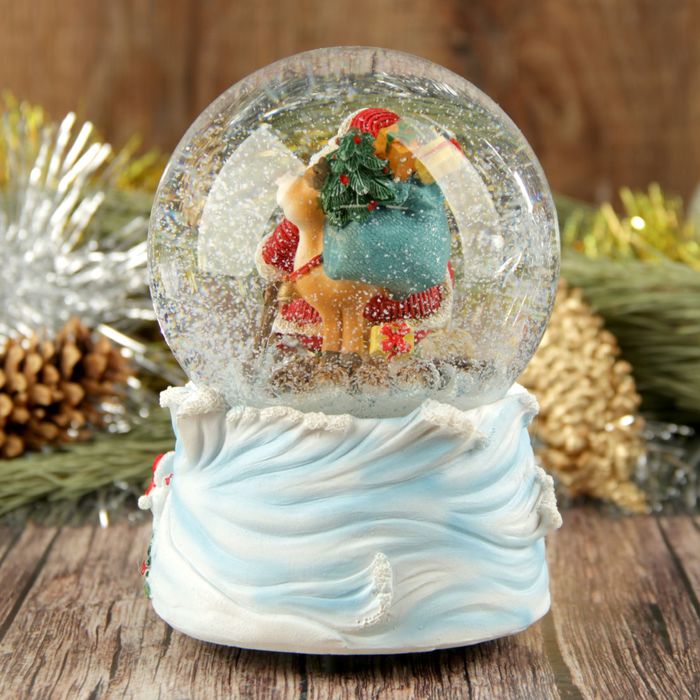 Сувенир полистоун водяной шар музыкальный "Дед Мороз с белыми медведями" 14х10,5х10,5 см