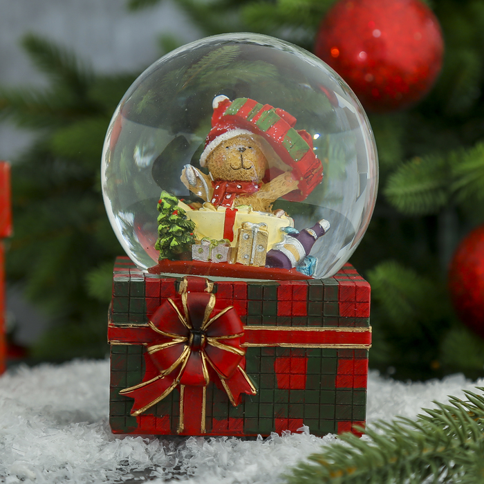 Сувенир полистоун водяной шар музыкальный "Мишутка-подарок" 14х10,5х10,5 см