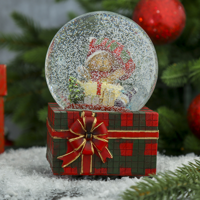 Сувенир полистоун водяной шар музыкальный "Мишутка-подарок" 14х10,5х10,5 см