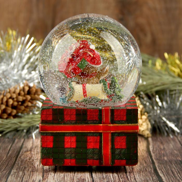 Сувенир полистоун водяной шар музыкальный "Мишутка-подарок" 14х10,5х10,5 см