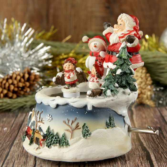 Сувенир полистоун "Детишки на катке с Дедом Морозом и снеговиком" музык. 13,5х10,5х11 см