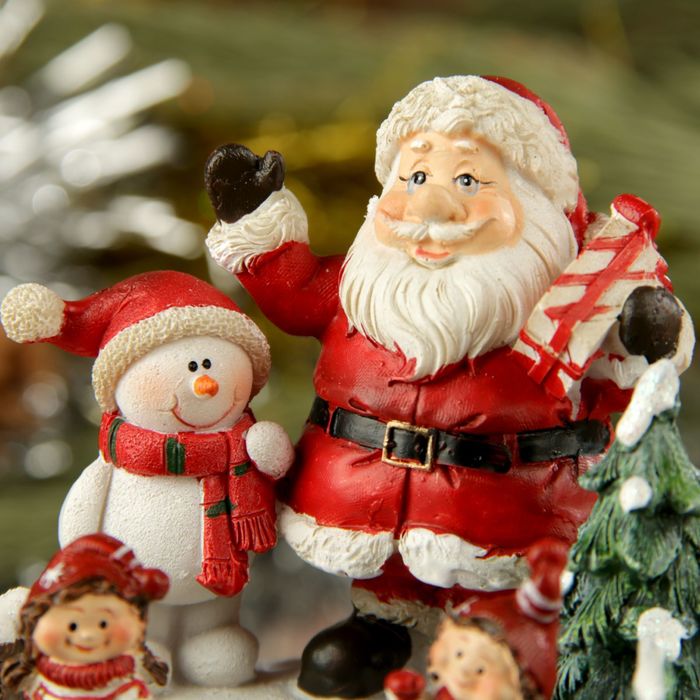 Сувенир полистоун "Детишки на катке с Дедом Морозом и снеговиком" музык. 13,5х10,5х11 см