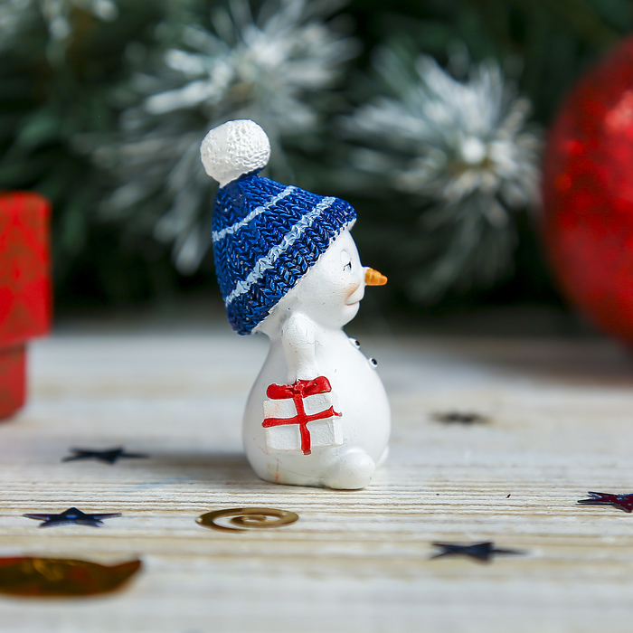 Сувенир полистоун "Снеговик с покупками" 5х3х2 см