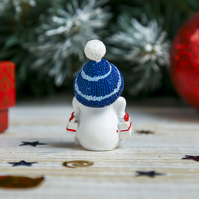 Сувенир полистоун "Снеговик с покупками" 5х3х2 см