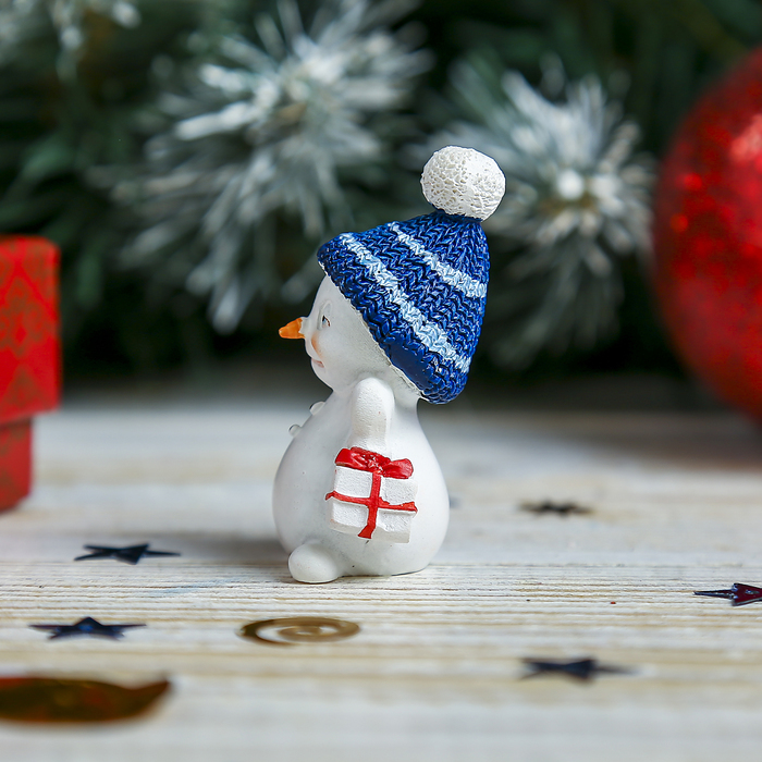 Сувенир полистоун "Снеговик с покупками" 5х3х2 см